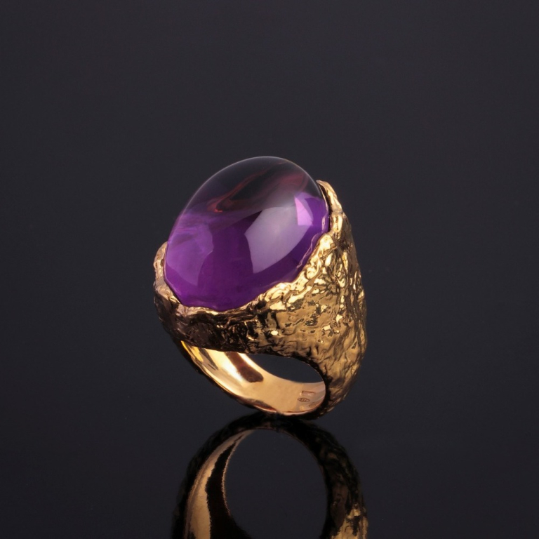 Afrodite, Anello con pietra colorata